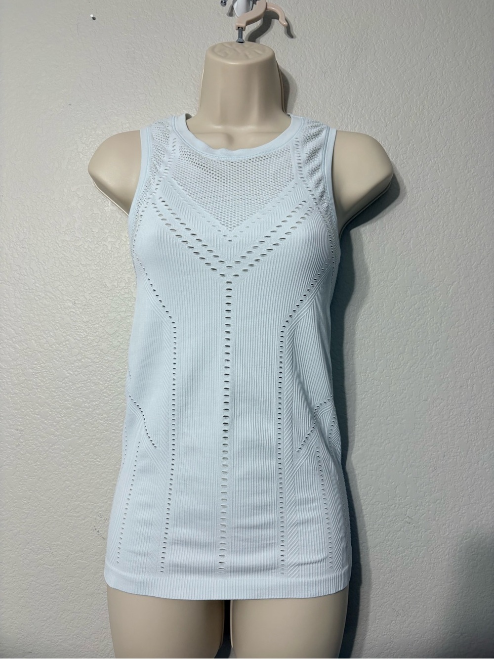 Athleta‎ Oxygen Sleeveless Cutout Knit Seamless Tank Top - Pale Blue XS